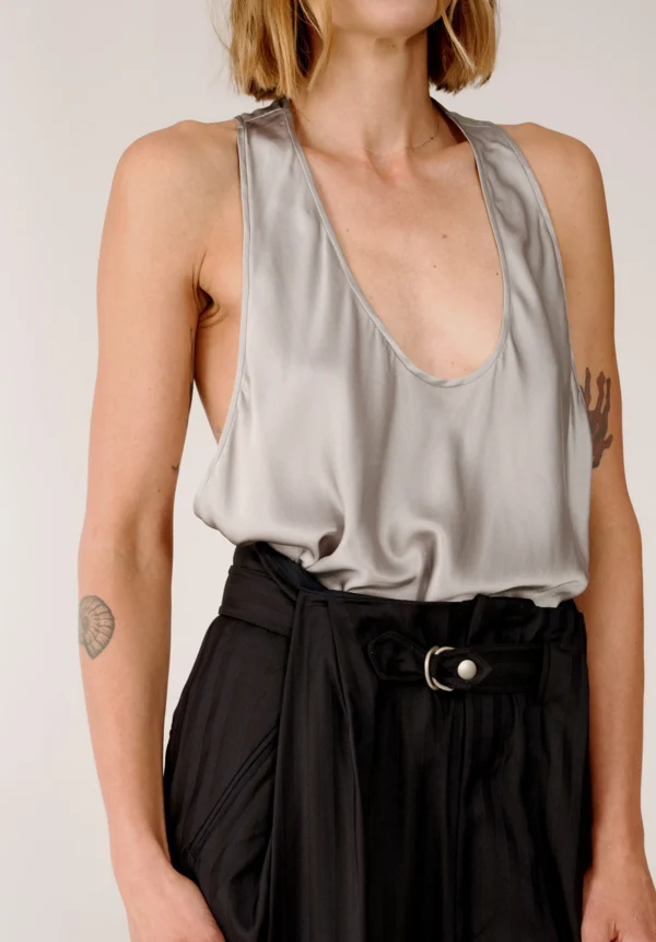 Deep Back Cut Deep back cut top | Materiel | Branché